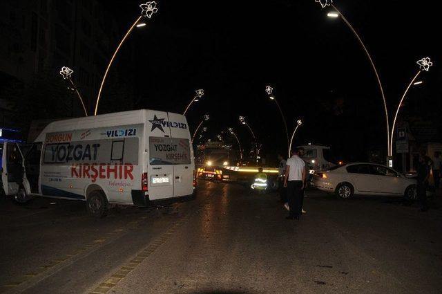 Tokat’ta Otomobil Minibüse Çarptı: 3 Yaralı