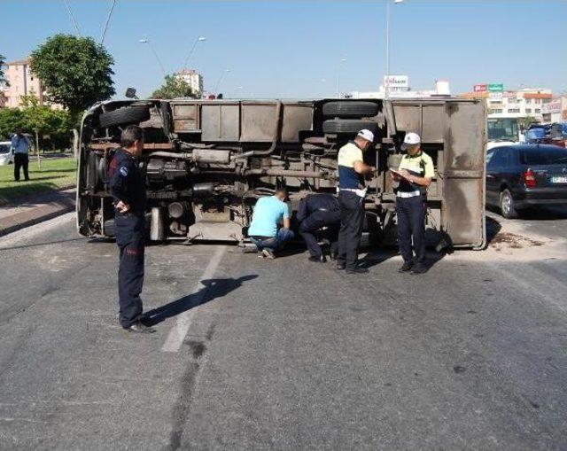 Vardiyadan Çıkan Işçileri Taşıyan Midibüs Devrildi: 1 Yaralı