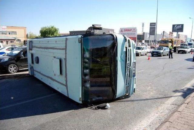 Vardiyadan Çıkan Işçileri Taşıyan Midibüs Devrildi: 1 Yaralı