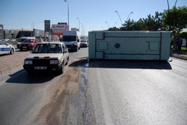 Vardiyadan Çıkan Işçileri Taşıyan Midibüs Devrildi: 1 Yaralı