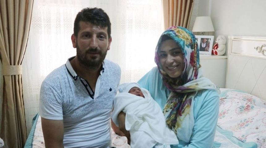 (&ouml;zel Haber) - Yeni Doğan Bebeğinin İsmini &Ouml;mer Halis Koydular