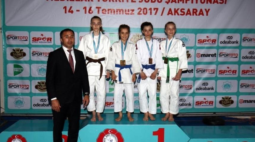 Kağıtspor Yine Zirvede