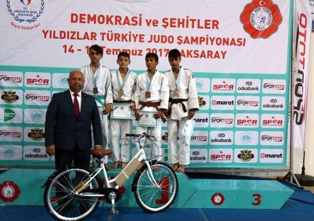 Kağıtspor Yine Zirvede