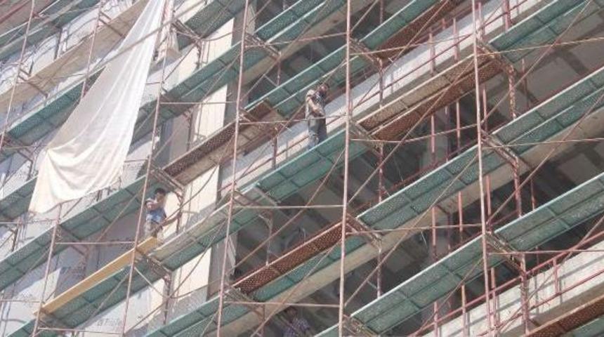 İntihara Kalkışan Iş&ccedil;ilere K&uuml;f&uuml;r Eden M&uuml;d&uuml;re Polis Tepkisi