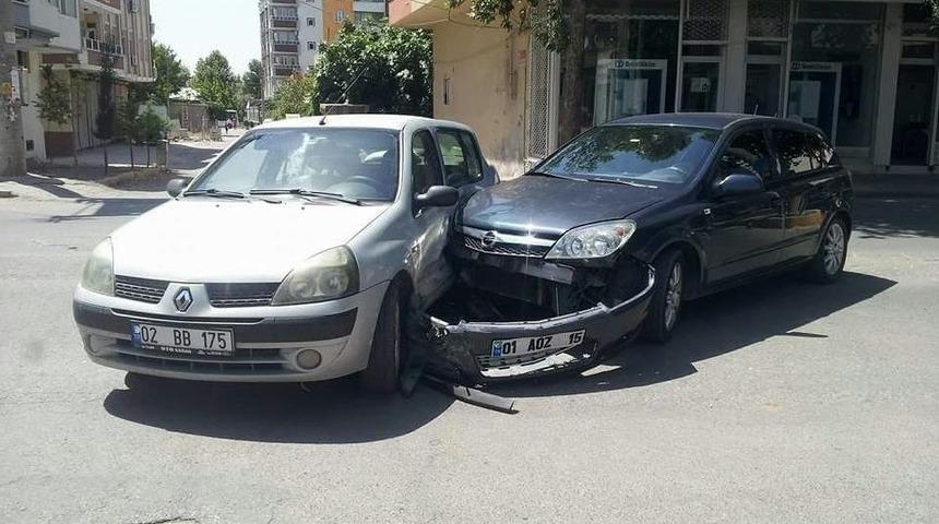 İki Otomobil Kavşakta &Ccedil;arpıştı
