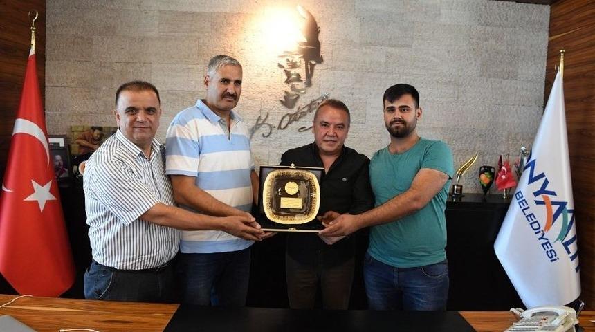 Konyaaltı&rsquo;nın En İyi Pazarcılarına Plaket