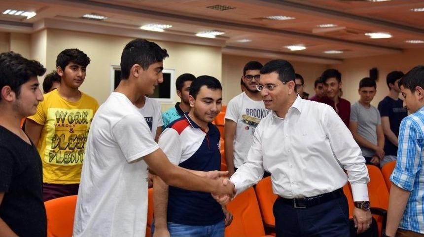 T&uuml;t&uuml;nc&uuml; &Ouml;ğrencilerle Buluştu