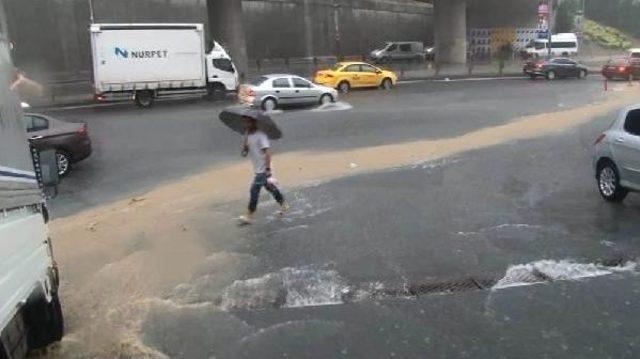 Şişli'de Mescidi Su Bastı, Minibüste Kalanları Itfaiye Kurtardı