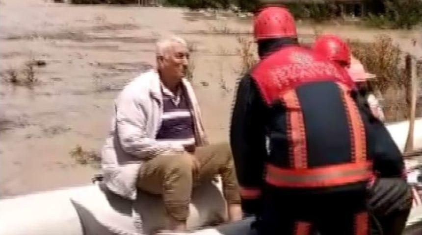 Silivri&rsquo;de Botlar Yağmur Sularında Mahsur Kalan Vatandaşları Kurtarıyor