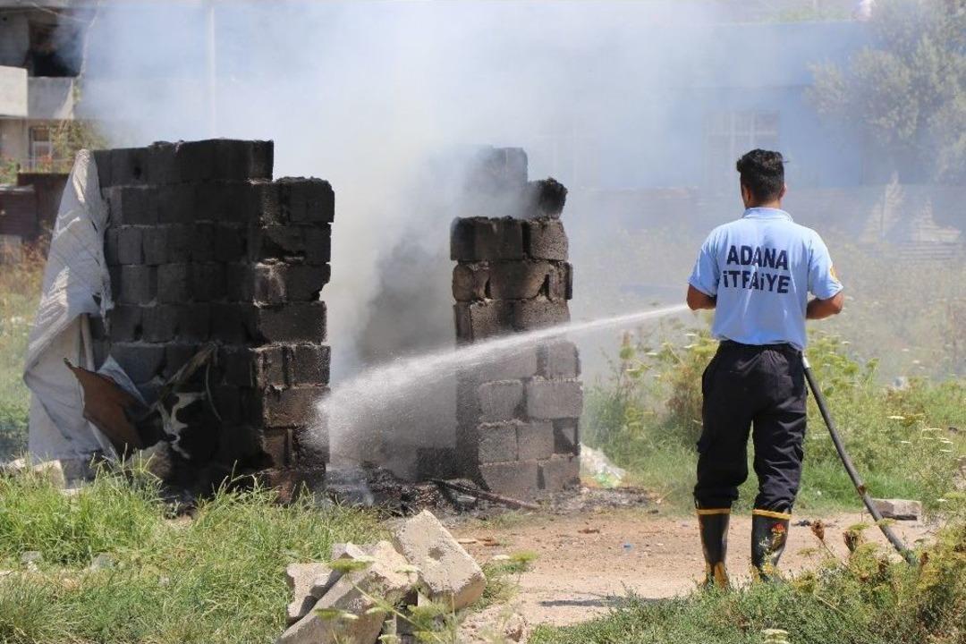 Suriyeliler &Ccedil;adırlarını Yakıp Taşındı