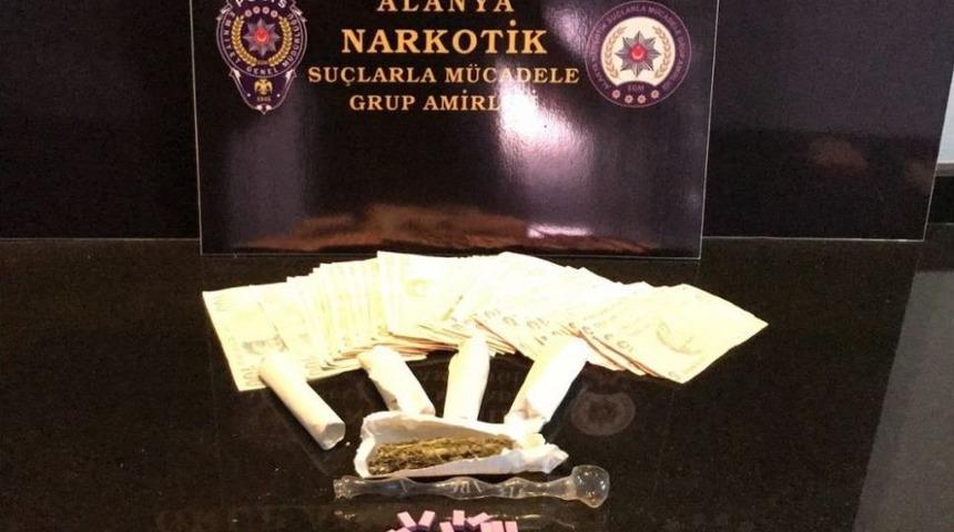 Otomobille Uyuşturucu Ticareti Yapan 2 Şahıs Yakalandı