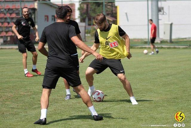 Eskişehirspor, Antrenmanlarını S&uuml;rd&uuml;r&uuml;yor 1