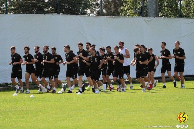 Eskişehirspor, Antrenmanlarını S&uuml;rd&uuml;r&uuml;yor 3