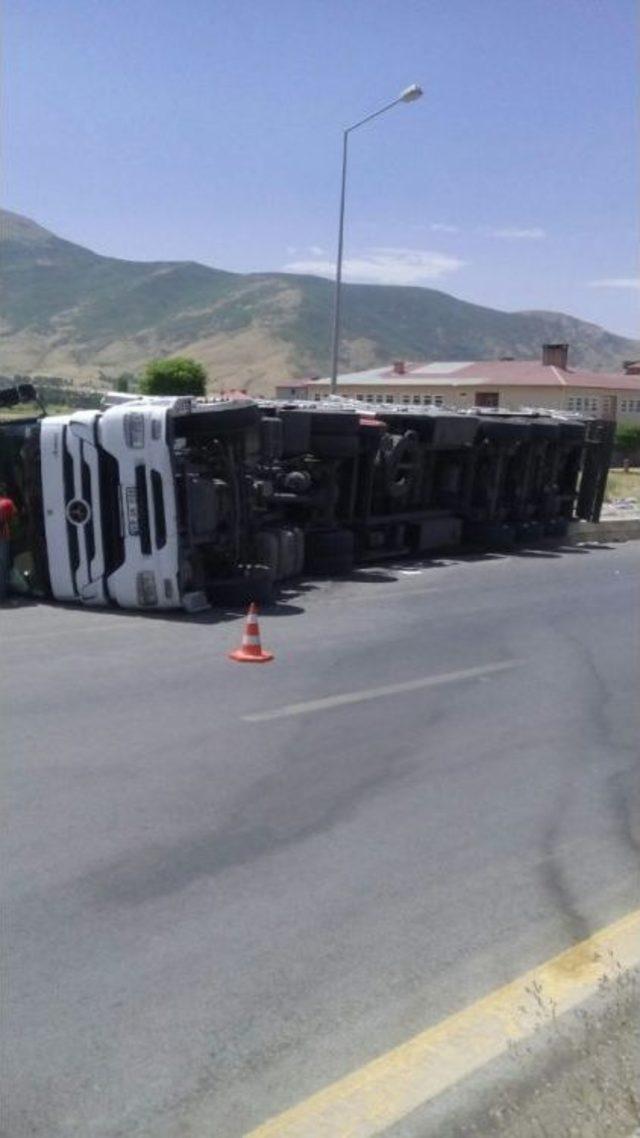 Geri Dönüşüm Malzemesi Yüklü Tır Devrildi