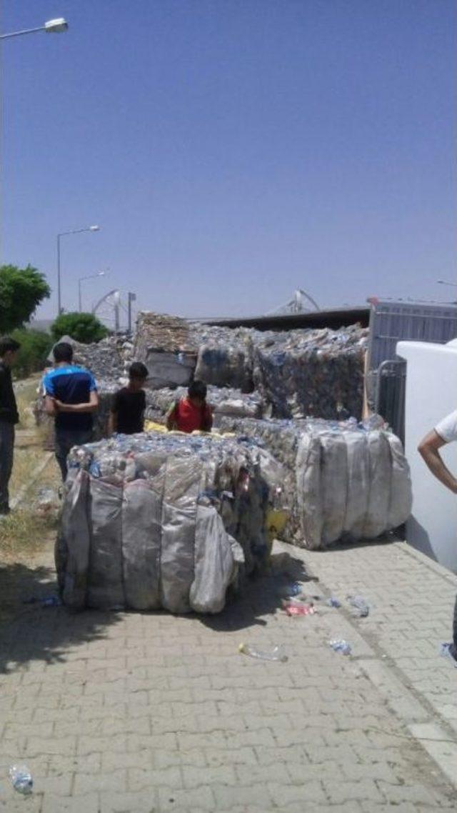 Geri Dönüşüm Malzemesi Yüklü Tır Devrildi