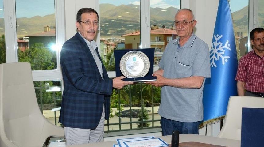 Başkan Bulutlar&rsquo;dan Emekli Personele Teşekk&uuml;r Plaketi