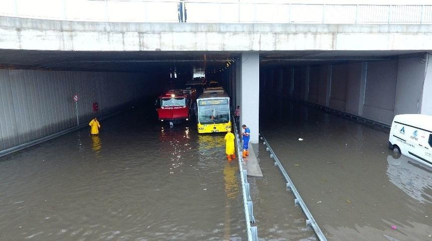 Avrasya T&uuml;nel Girişindeki Su Birikintisi Havadan G&ouml;r&uuml;nt&uuml;lendi