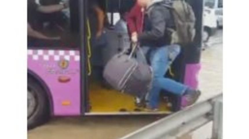 Durağa Yanaşamayan Otob&uuml;se Yolcular, Bariyerlerden Atlayarak Bindi