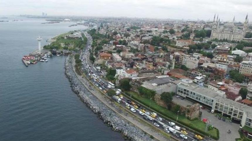 Yağmur Nedeniyle Kilometrelerce Ara&ccedil; Kuyrukları Oluştu
