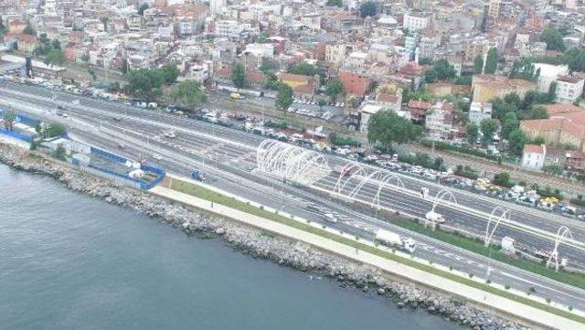 Yağmur Nedeniyle Kilometrelerce Ara&ccedil; Kuyrukları Oluştu 1