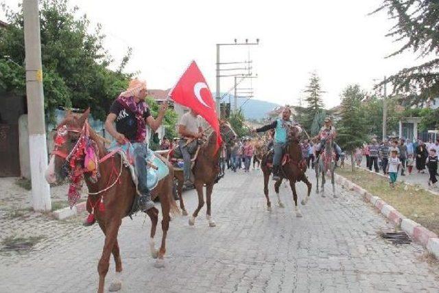 Hakim Çift, Köy Düğünüyle Evlendi