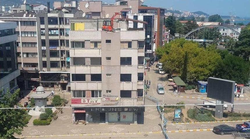 Fatsa Cumhuriyet Meydanı Projesi&rsquo;nde İkinci Binanın Yıkımı Da Başladı