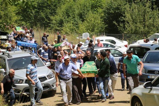 Artvin’deki Kazada Ölen Aynı Aileden 4 Kişi Toprağa Verildi