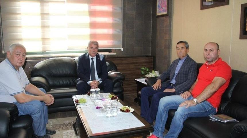 Kazak Validen Başkan Memiş&rsquo;e Ziyaret