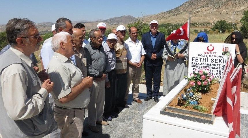 Huzurevi Sakinleri, Kahraman Şehidin Kabrini Ziyaret Etti