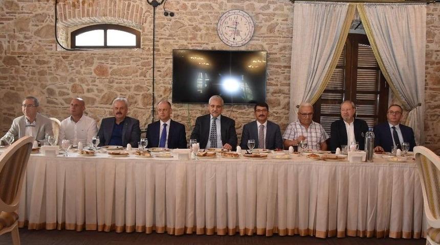 Vali G&uuml;ven&ccedil;er, Hayırseverlerle Kahvaltıda Buluştu