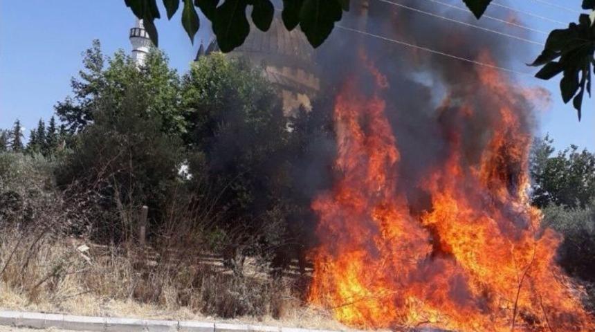 Cami Bah&ccedil;esinde Yangın &Ccedil;ıktı