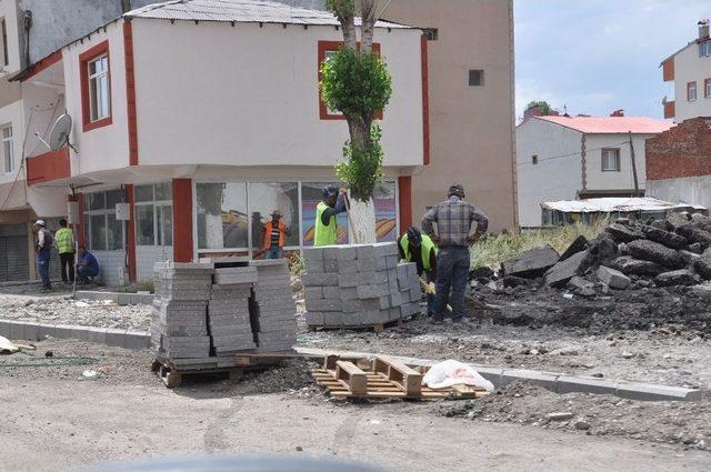 Karayolları Bölge Müdürlüğü Şehir İçi Yol Ve Kaldırımları Yapıyor