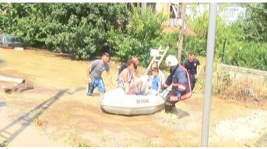 Silivri&rsquo;de Sel Sularında Mahsur Kalanlar Botlarla Kurtarıldı