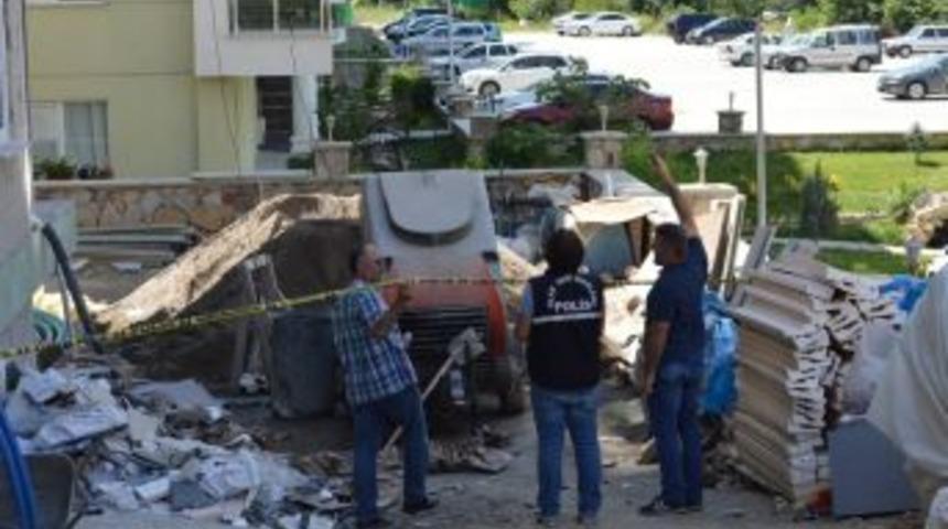 İnşaat İş&ccedil;ilerinin &Uuml;zerine İnşaat Asans&ouml;r&uuml; D&uuml;şt&uuml;: 2 Yaralı