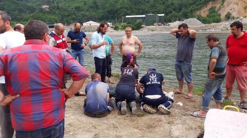 Derede Kaybolan Nehir&rsquo;i Aramak İ&ccedil;in Fırtına Deresi&rsquo;ne Girdiler, Sulara Kapılarak Boğulma Tehlikesi Yaşadılar