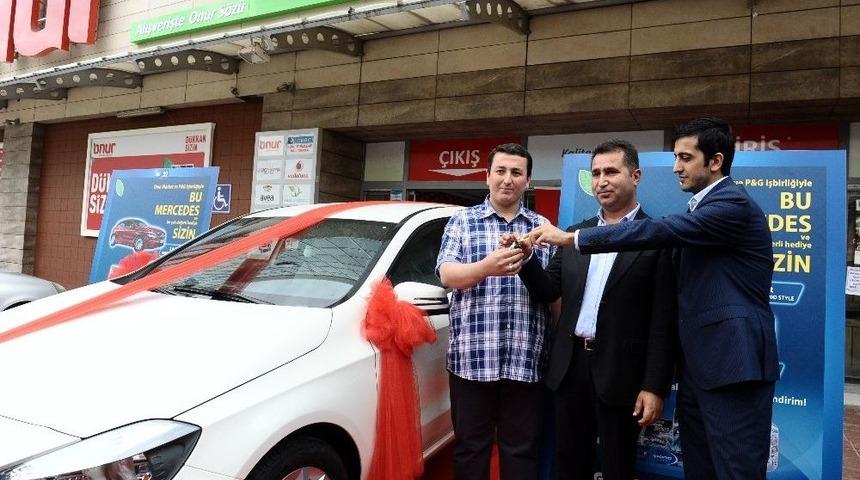 Şanslı M&uuml;şteri L&uuml;ks Otomobil Kazandı