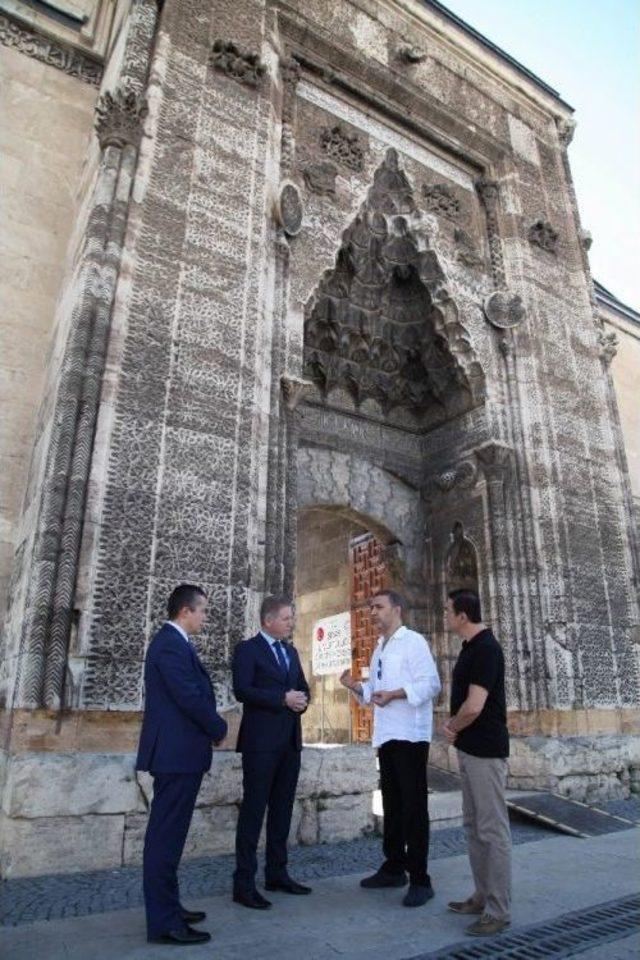 Sivas’taki Tarihi Eserler Işıklandırılıyor