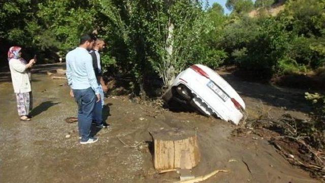 Burhaniye'de Sel Araçları Sürükledi