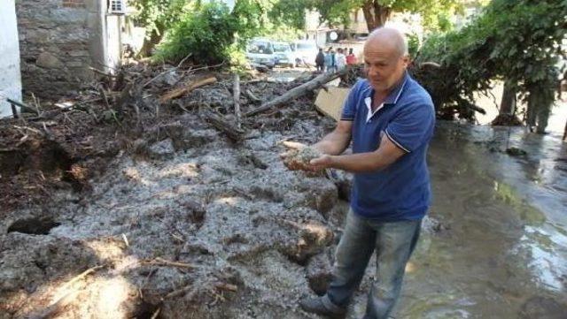 Burhaniye'de Sel Araçları Sürükledi