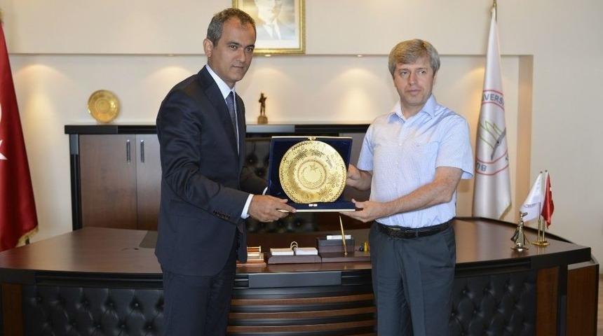 Vali &Ccedil;ınar&rsquo;dan Rekt&ouml;r &Ouml;zer&rsquo;e Ziyaret