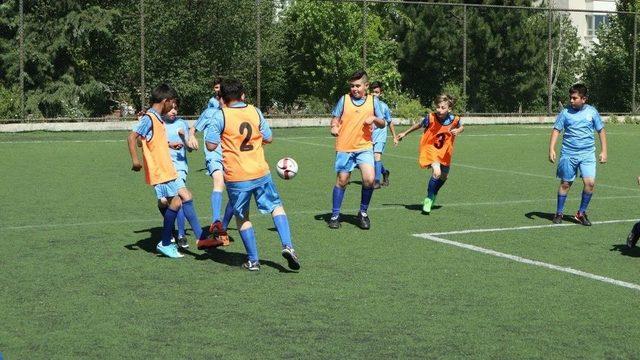 Futbol Yaz Okullarında Çalışmalar Devam Ediyor