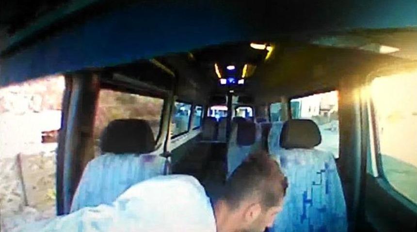 Minib&uuml;sten Yapılan Hırsızlık Ara&ccedil; Kamerasına Yansıdı