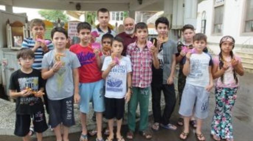 Burhaniye&rsquo; De Kurs &Ouml;ğrencilerine Tatlı İkramı