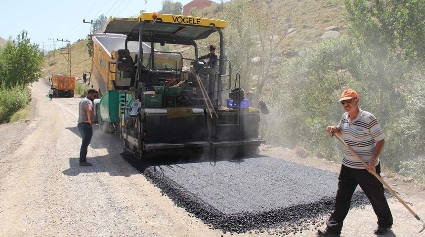 Bitlis&rsquo;te Yol Asfaltlama &Ccedil;alışması