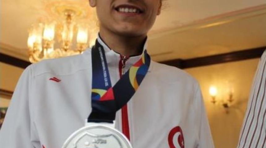 Bursalı Tekvando D&uuml;nya 2'ncisi Hatice: "cumhurbaşkanına Verdiğim S&ouml;z&uuml; Tuttum"