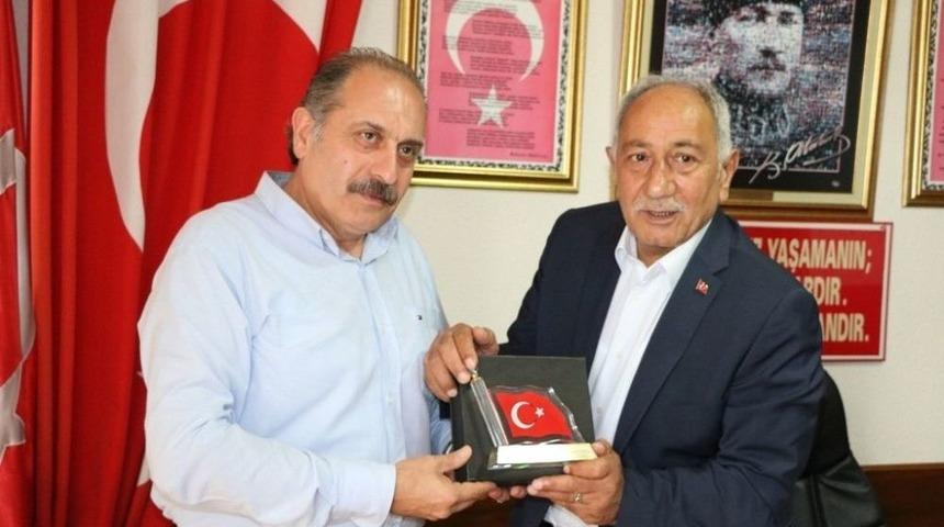 Başkan Kaplan M&uuml;zisyenlere Plaket Verdi
