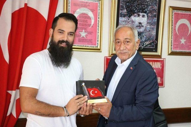 Başkan Kaplan Müzisyenlere Plaket Verdi