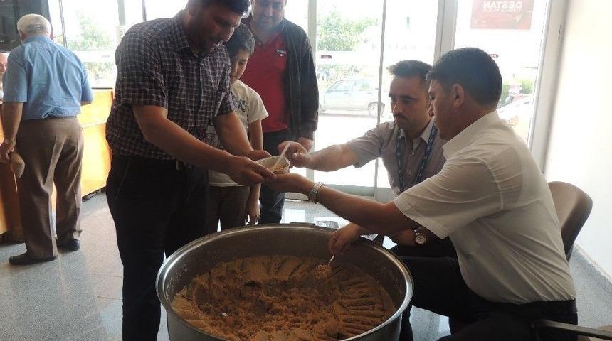 Ticaret Borsası&rsquo;nda 15 Temmuz Şehitleri İ&ccedil;in Helva Dağıtıldı