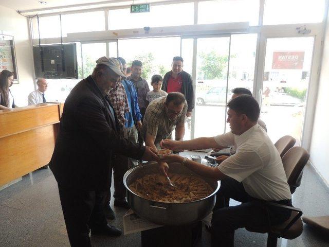 Ticaret Borsası&rsquo;nda 15 Temmuz Şehitleri İ&ccedil;in Helva Dağıtıldı 1