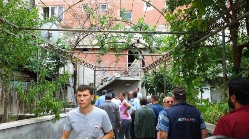 Baba-Oğul Yıkmaya &Ccedil;alıştıkları Balkonun Altında Kalıp Yaralandı